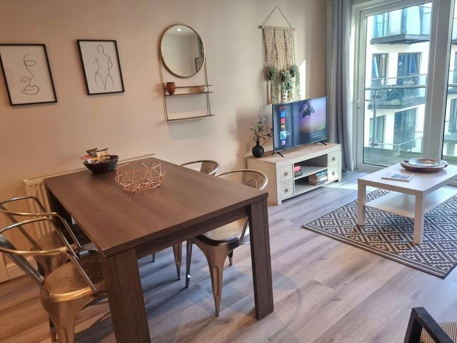 Appartement 2bed 2bath -pool, Balcony, Gym Lift *