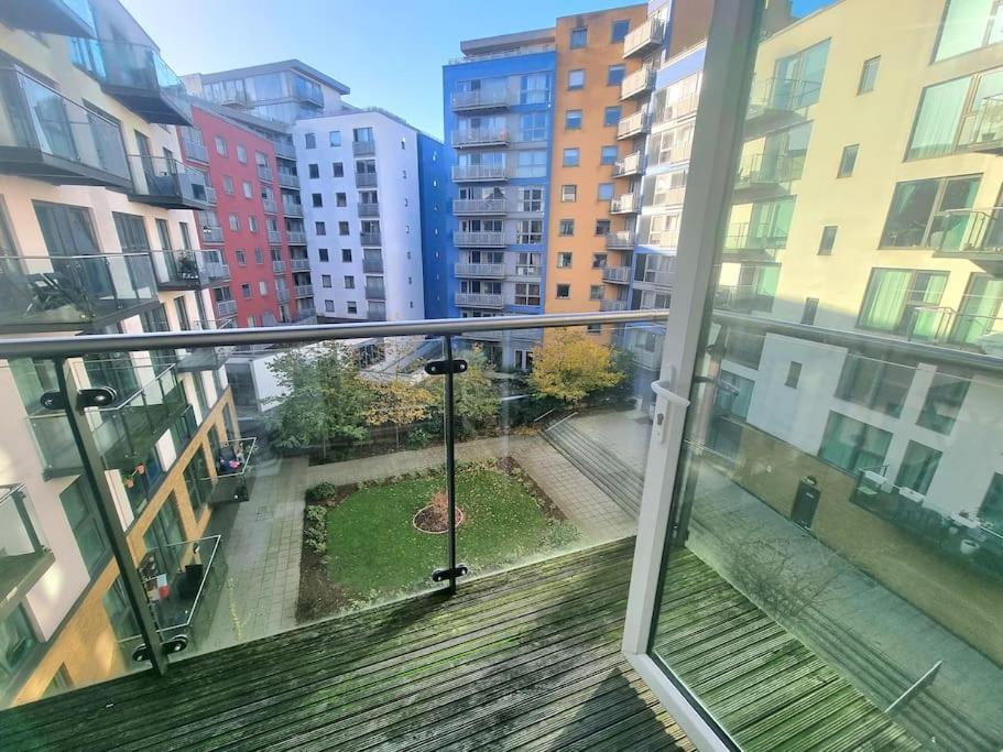 Appartement 2bed 2bath -pool, Balcony, Gym Lift Londen