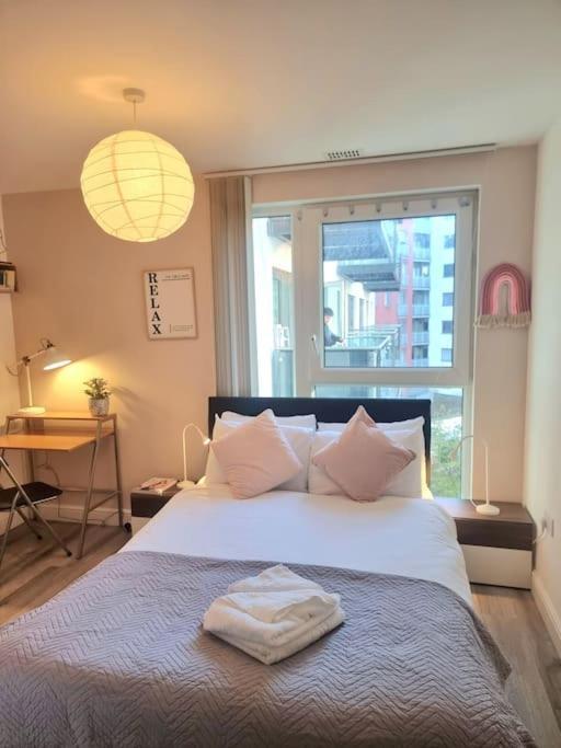 Appartement 2bed 2bath -pool, Balcony, Gym Lift Londen