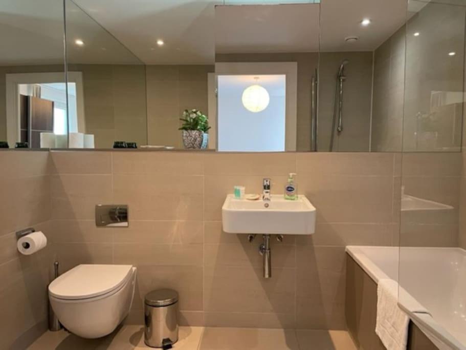 2bed 2bath -pool, Balcony, Gym Lift Appartement Londen