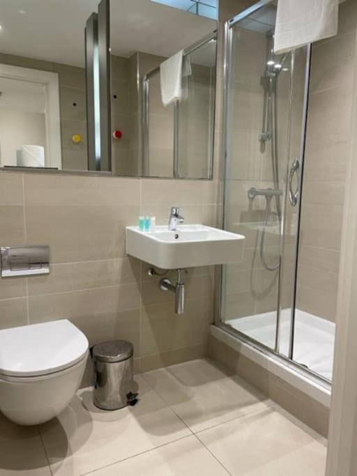2bed 2bath -pool, Balcony, Gym Lift * Londen
