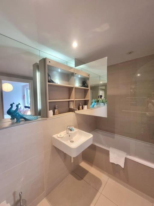 2bed 2bath -pool, Balcony, Gym Lift * Londen